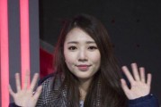 娱乐吃瓜女生主持戴眼镜,眼镜女主播的娱乐吃瓜盛宴